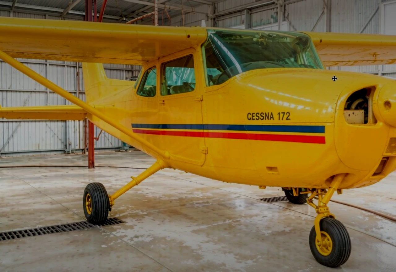 Самолёт Cessna 172 после покраски